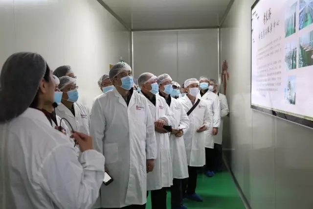 江蘇省中醫藥學會百余位專家老師參觀訪問李良濟(圖2) 江蘇省中醫藥學會百余位專家老師參觀訪問李良濟(圖2)
